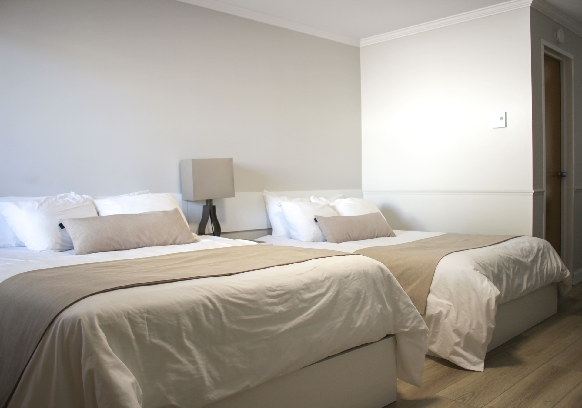 Chambre Confort - Deux lits doubles - Le Parasol - Auberge & Resto