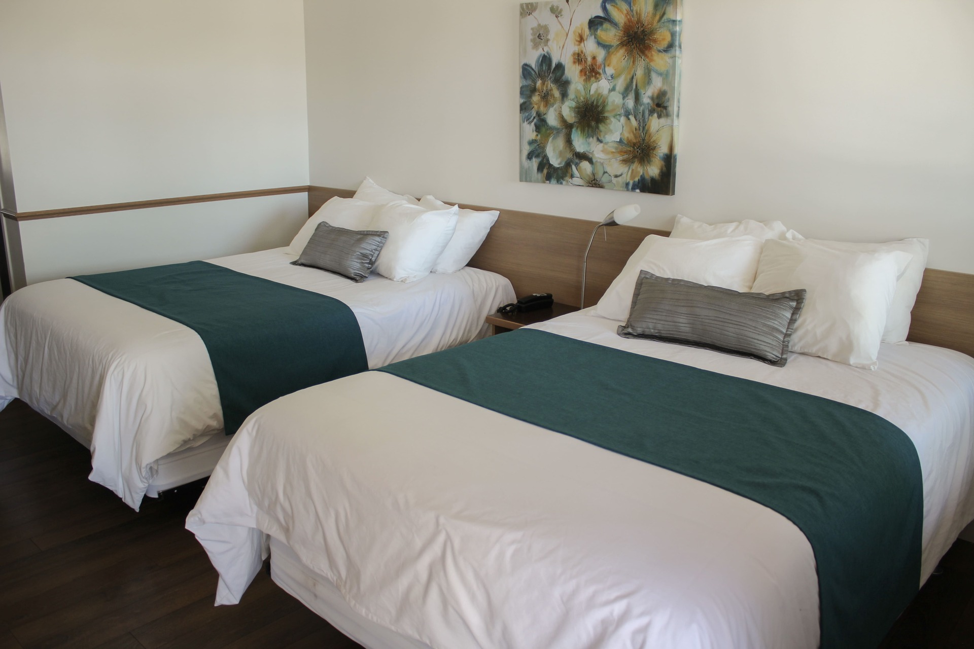 Chambre standard - Deux lits doubles - Le Parasol - Auberge & Resto